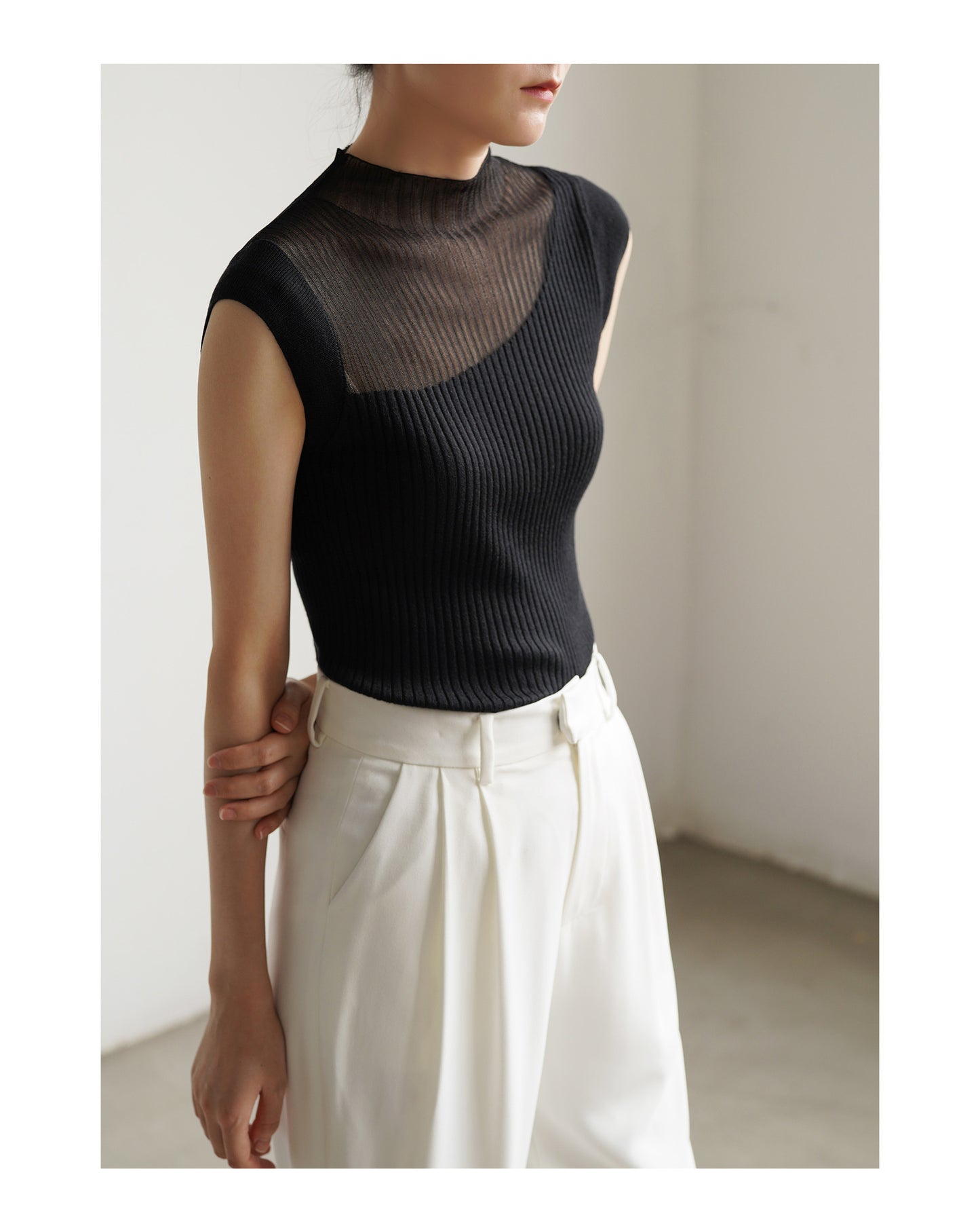 Translucent Gradient Inner Match Sleeveless Knitwear For Women