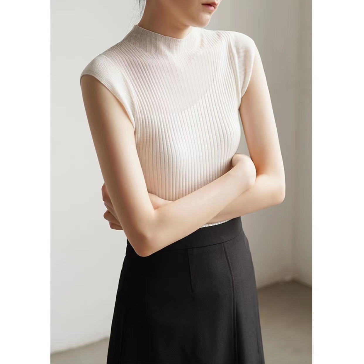 Translucent Gradient Inner Match Sleeveless Knitwear For Women